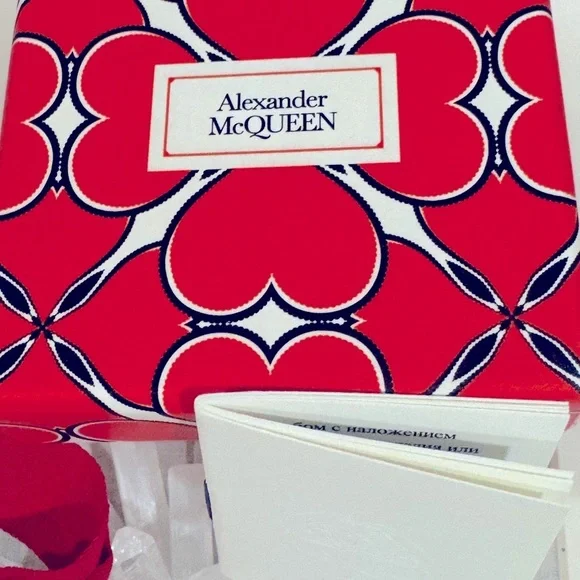 NEW Alexander McQueen Alphabet Skull Sneaker Charm in Gold “Letter O”. - Picture 4 of 7